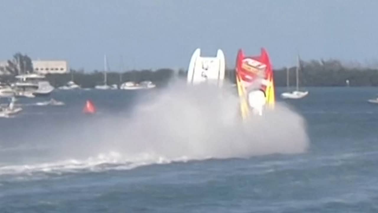 Twee powerboats slaan tegelijkertijd over de kop in Florida
