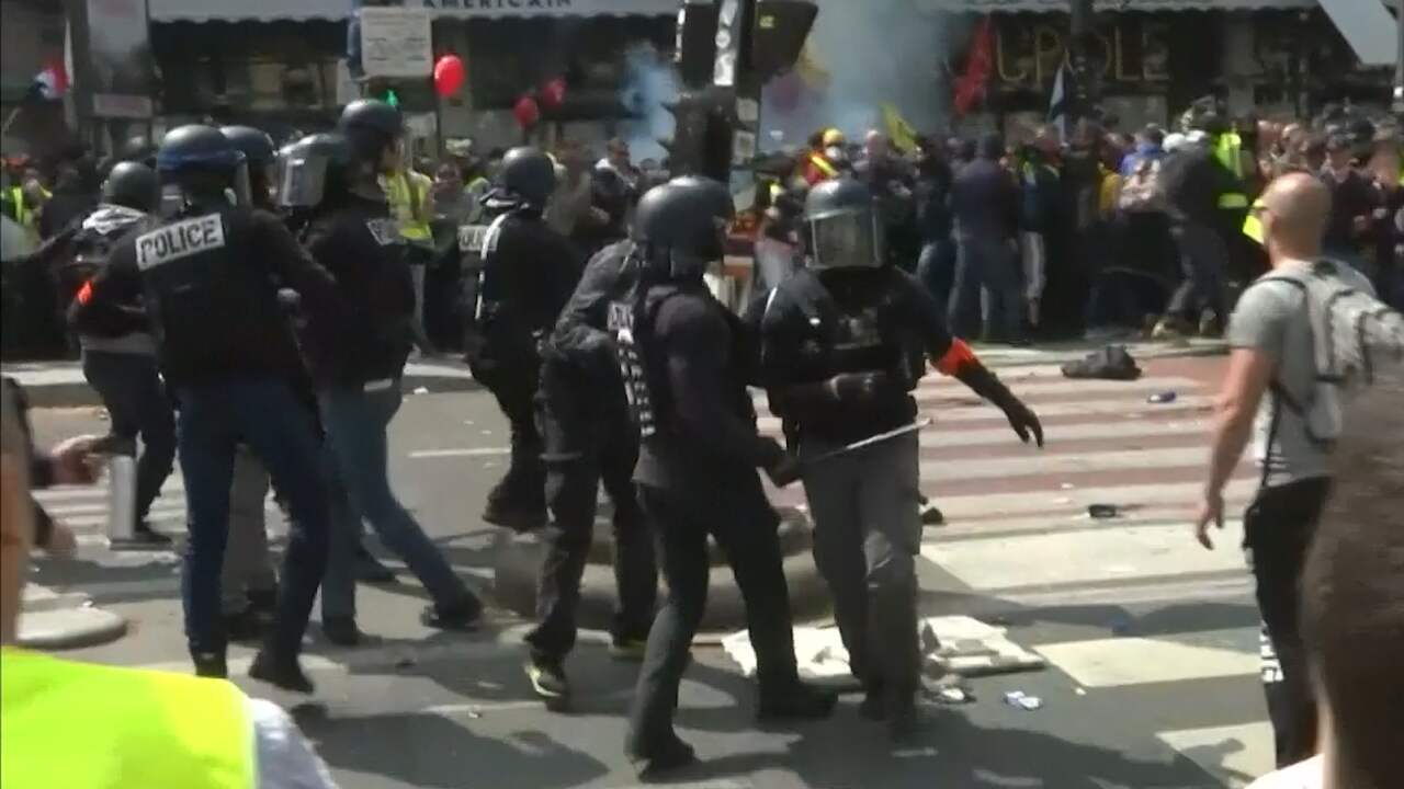 Beeld uit video: ME grijpt hard in bij rellen in Parijs op Dag van de Arbeid