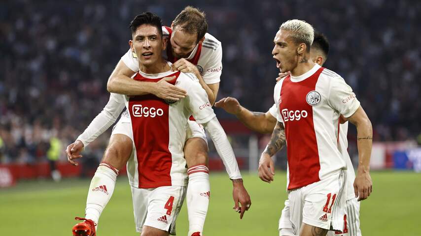Ajax wint eenvoudig van FC Groningen en profiteert van uitglijder PSV