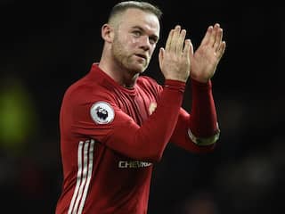 Rooney wimpelt Chinese interesse af en blijft bij Manchester United