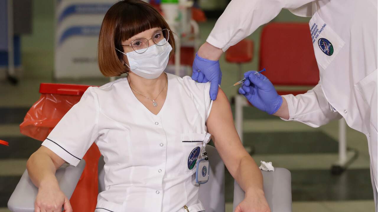 In Polen kregen een verpleegkundige en een dokter in een ziekenhuis in Warschau als eerste het vaccin.
