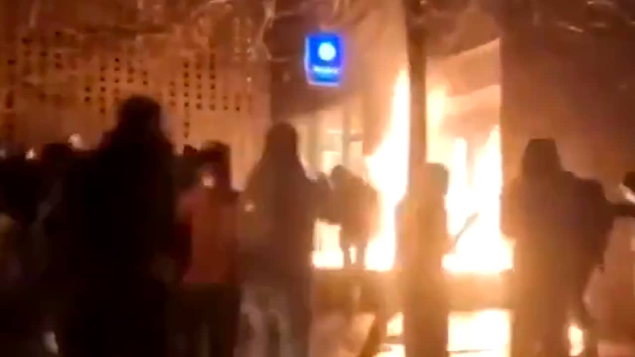 Beeld uit video: Relschoppers in Brussel steken politiebureau in brand
