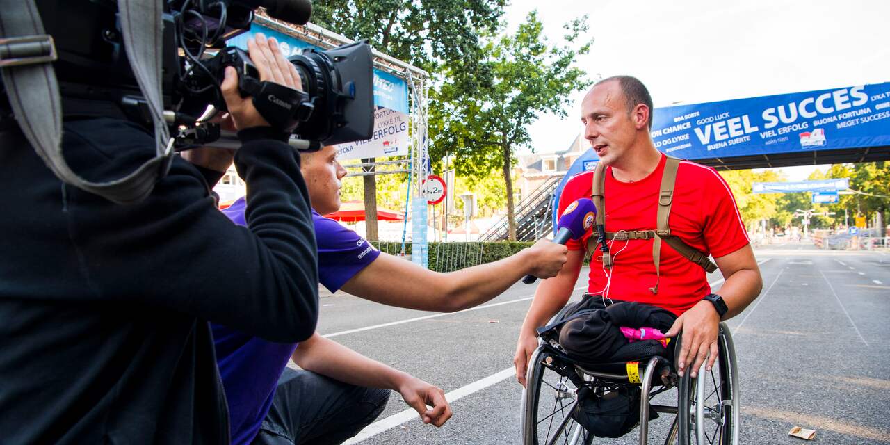 Veteraan in rolstoel als eerste binnen op laatste dag Nijmeegse Vierdaagse