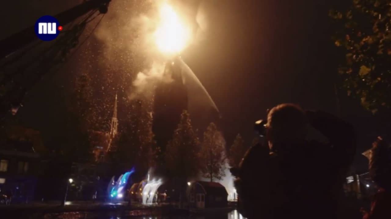 Kerktoren Weesp stort deels in door brand