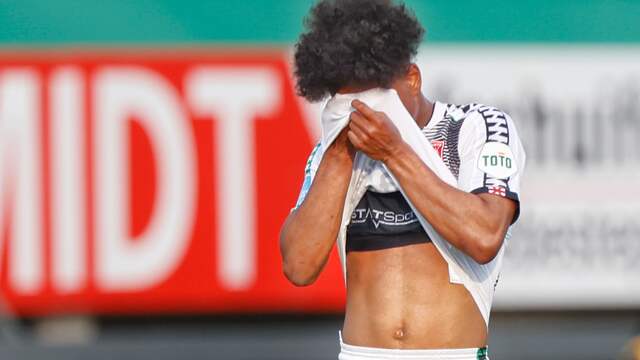 Twente-speler Godfried Roemeratoe bedekt zijn gezicht uit schaamte voor de nederlaag in Sittard.