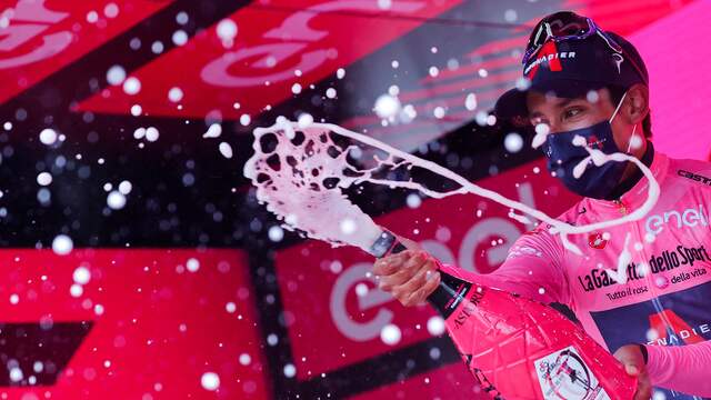 Egan Bernal is de nieuwe rozetruidrager in de Giro d'Italia.