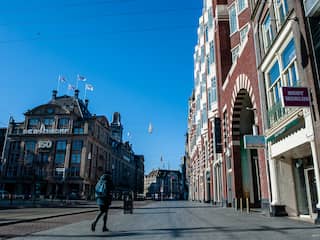 Het Damrak in Amsterdam is uitgestorven door de coronamaatregelen