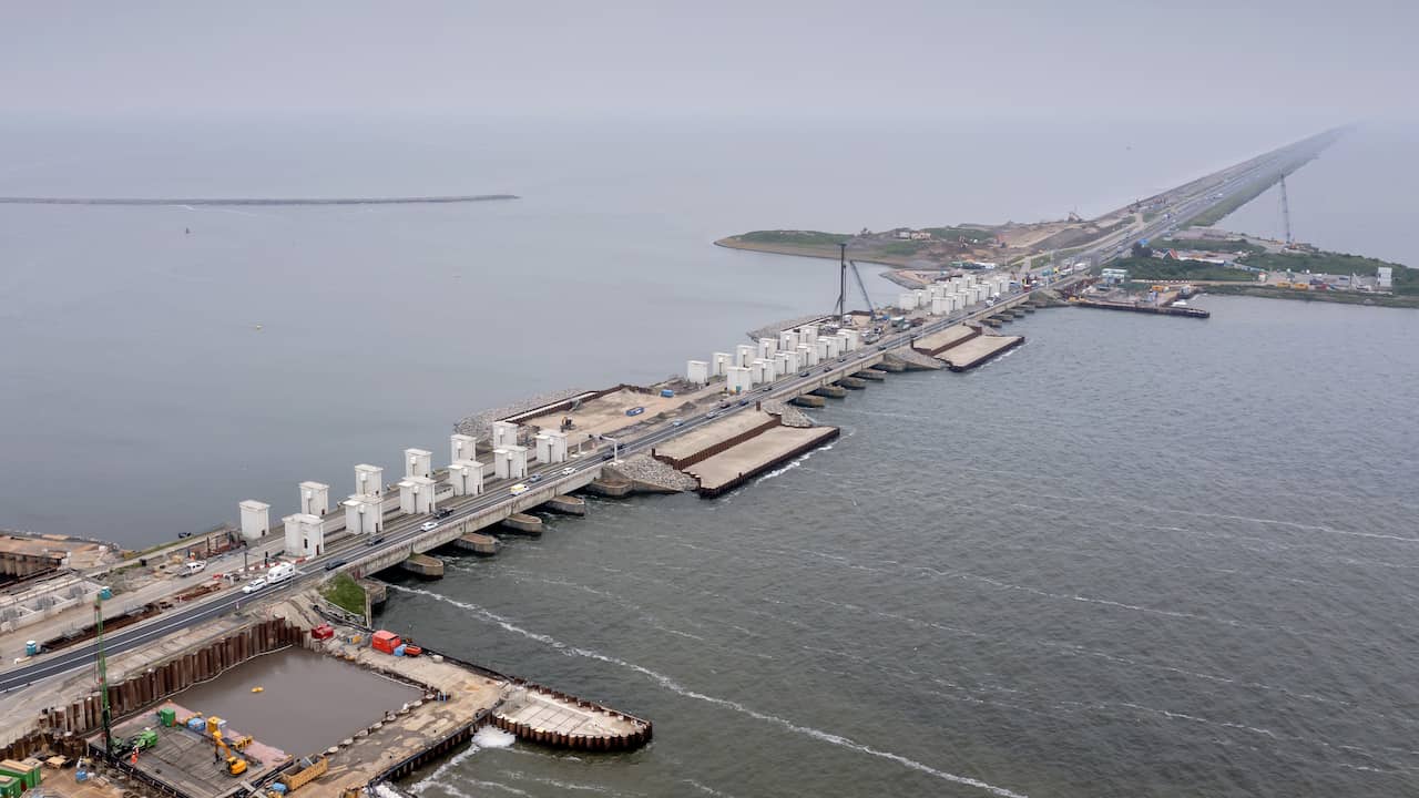 Malfunction at Stevin Lock Causes Closure of Afsluitdijk in North Holland