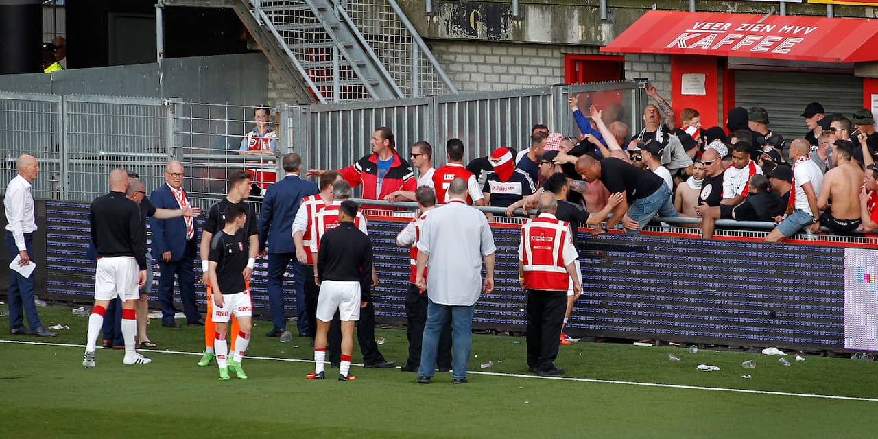 MVV-Roda JC halfuur stilgelegd vanwege rellende supporters op veld