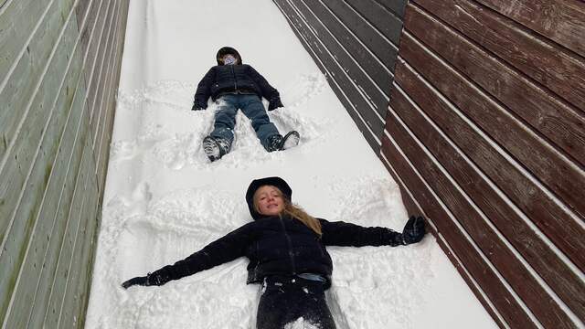 De dochters van Anna van den Brink maakten sneeuwengelen in Bemmel.