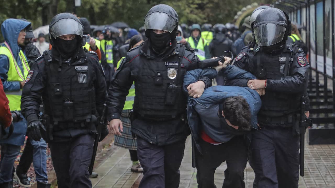 Demonstranten, die gegen die Mobilisierung protestierten, wurden in mehreren Städten festgenommen.
