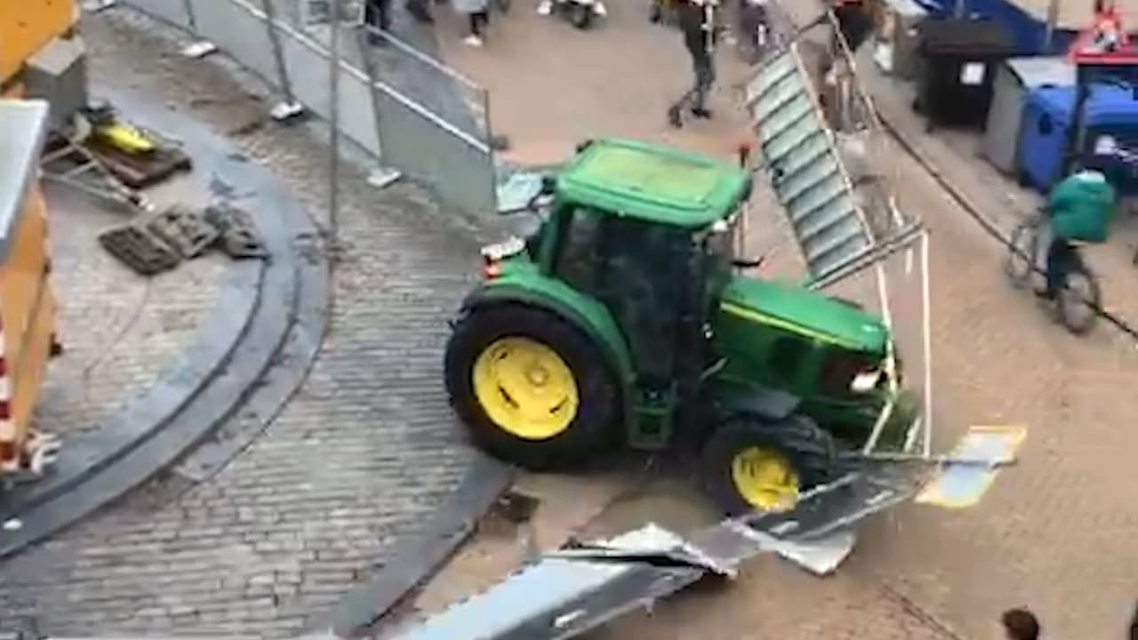 Beeld uit video: Traktor rijdt hek omver op Vismarkt in Groningen