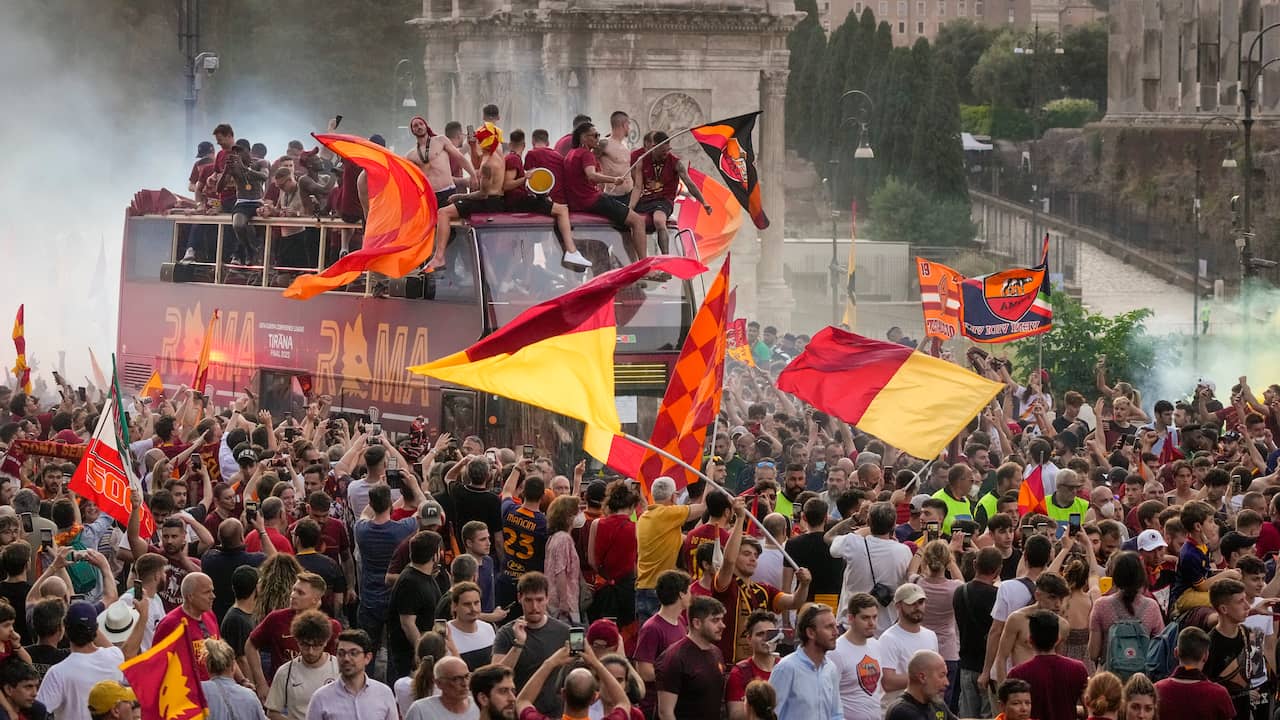 Decine di migliaia di persone si sarebbero radunate nel centro di Roma per la celebrazione.