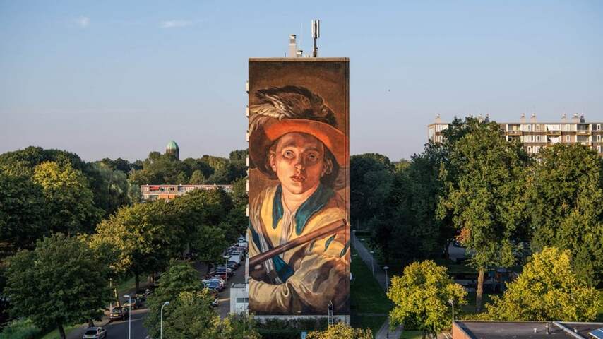 Muurschildering van 30 meter hoog siert flat in Overvecht
