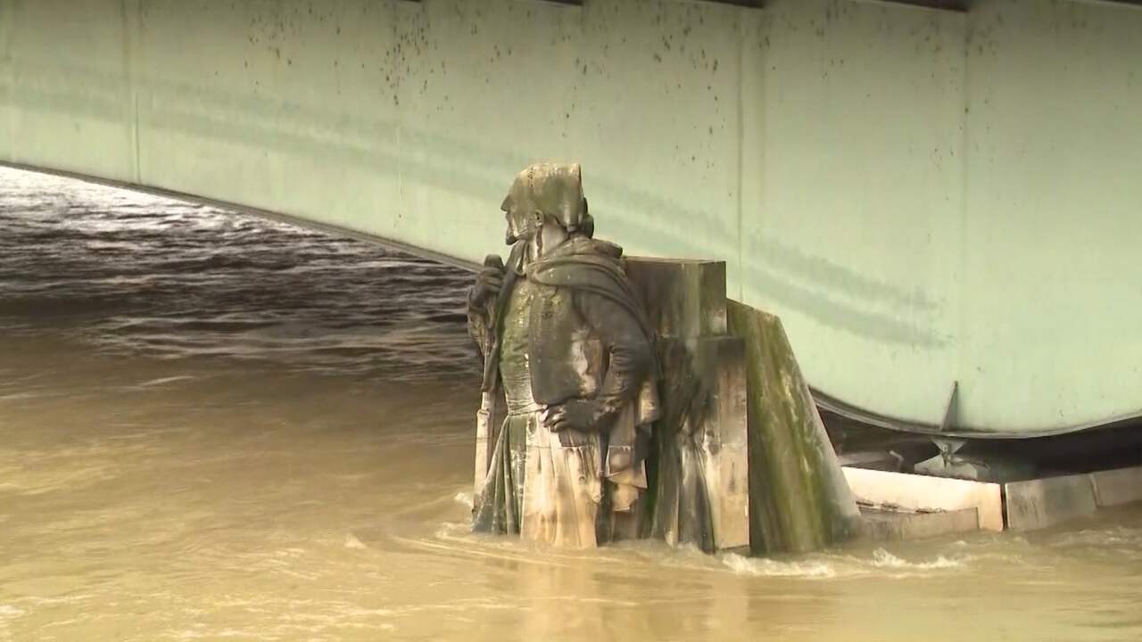 Beeld uit video: Kades en brugdelen Parijs ondergelopen door hoog waterpeil Seine