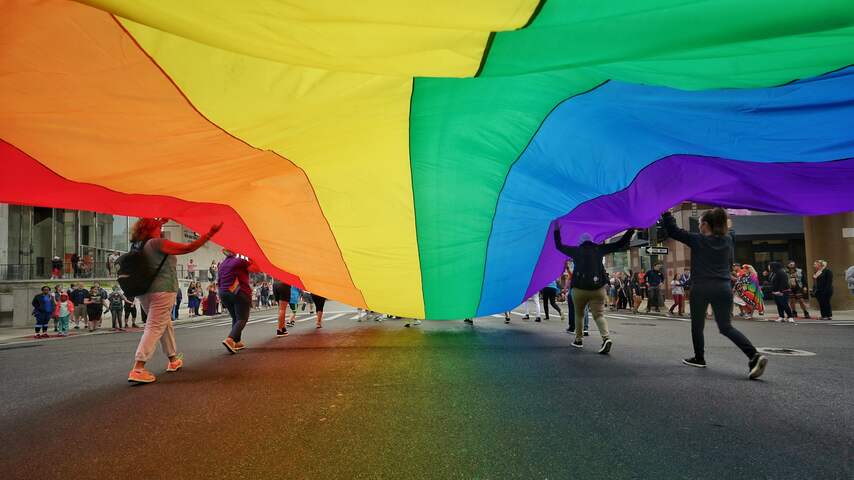 Drie kwart Nederlanders positief over homo's en bi's, de acceptatie stagneert