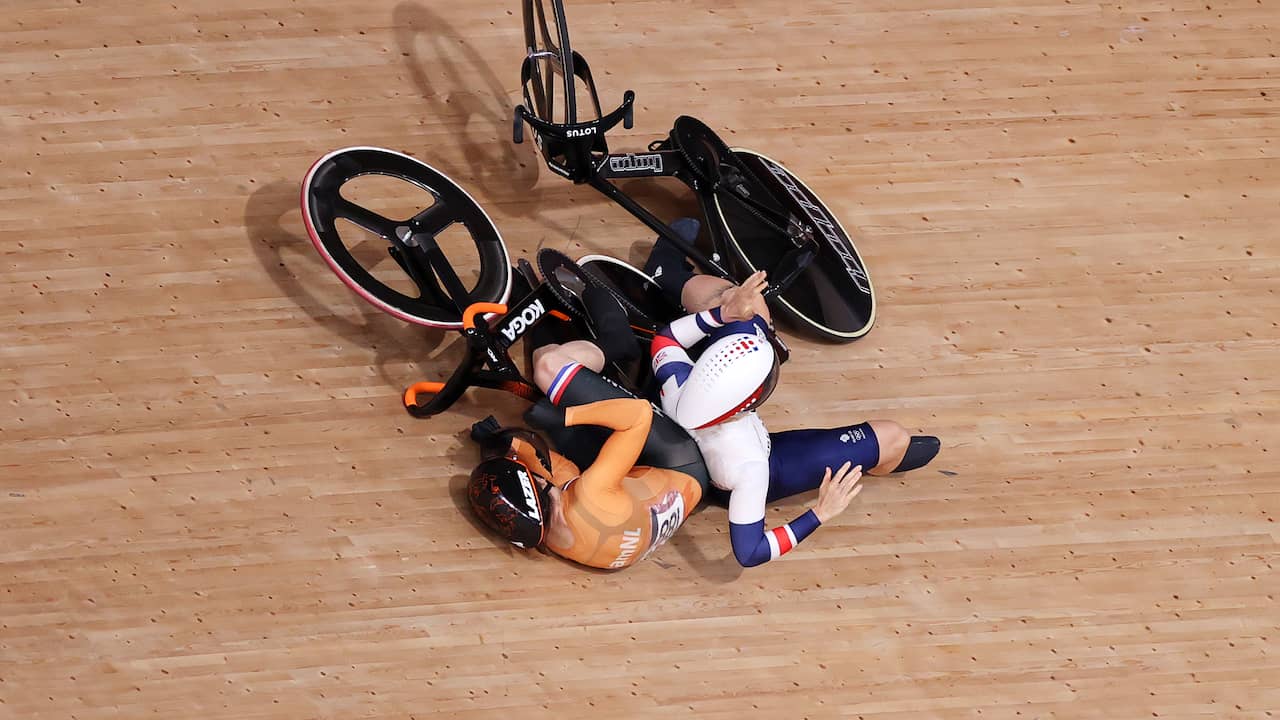De val van Laurine van Riessen op de Olympische Spelen in beeld.