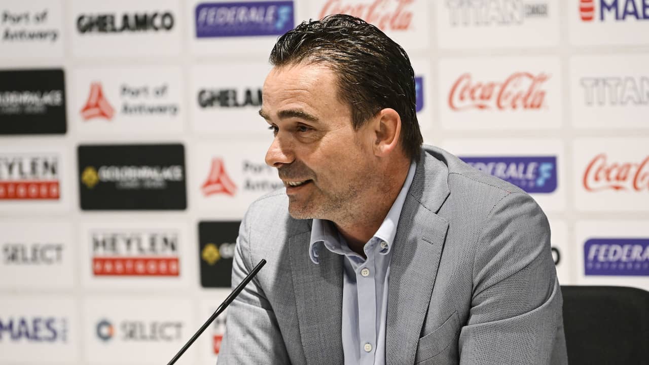 Marc Overmars fue nombrado director deportivo del Royal Antwerp FC en marzo.