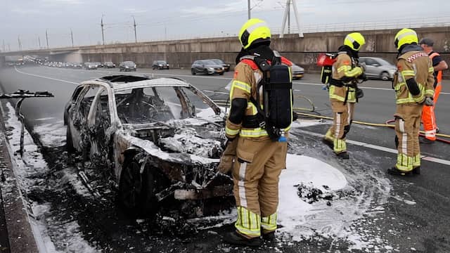 Auto brandt uit op A4, nadat hij al rijdend vlam heeft gevat