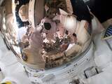 Astronaut Scott Kelly maakt een selfie tijdens een ruimtewandeling tijdens zijn verblijf in het ISS.