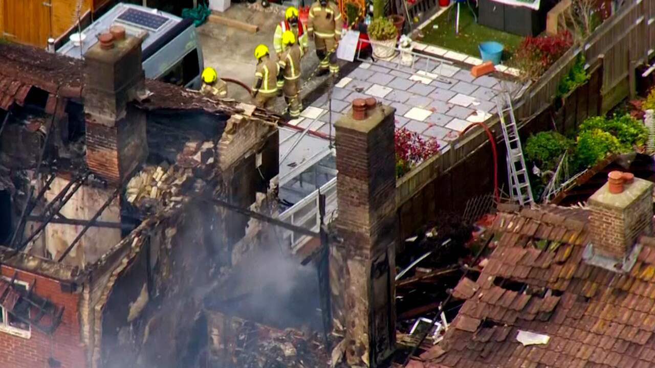 Beeld uit video: Alleen schoorsteen staat nog overeind na explosie in Britse woning