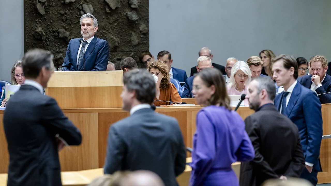 Beeld uit video: Schoof geeft toe en deelt ook zwartgelakte stukken: 'Zeer ongebruikelijk'