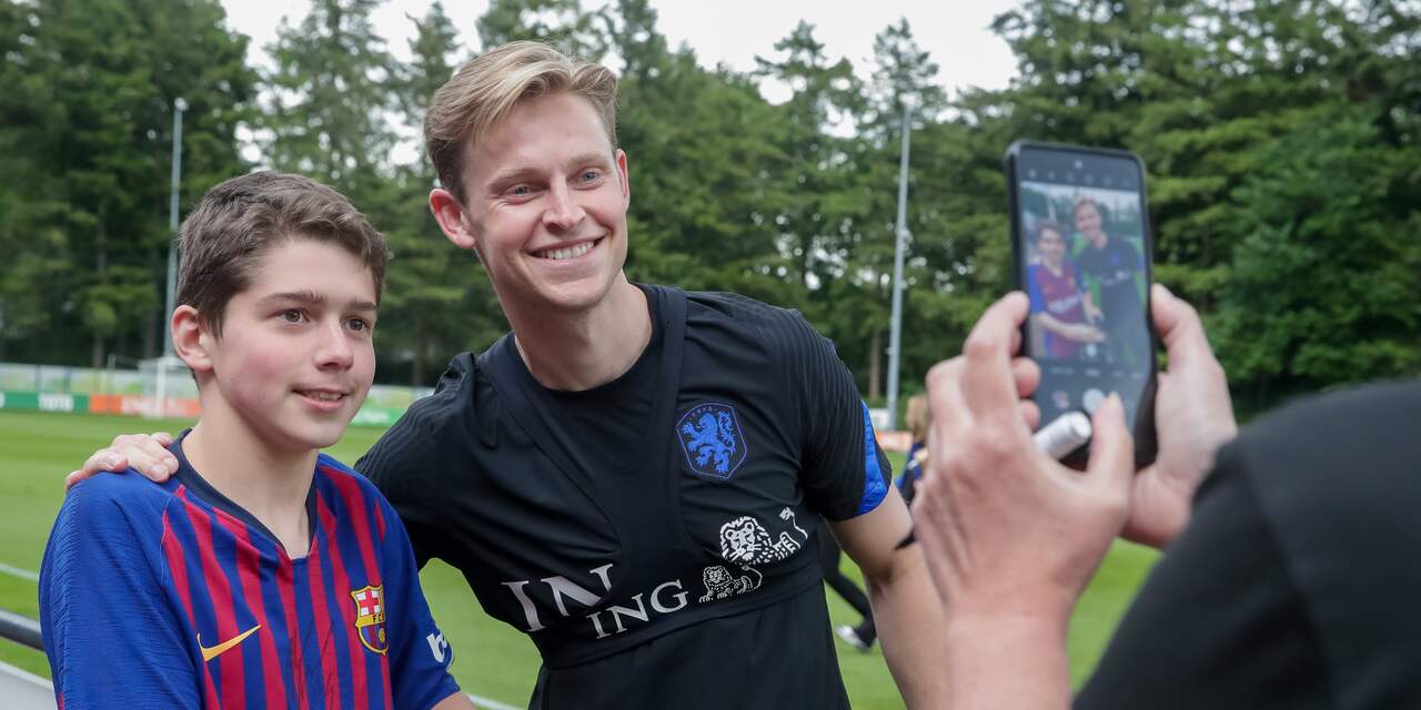 Frenkie de Jong over geruchten en link met United: 'Het liefst blijf ik bij Barcelona'