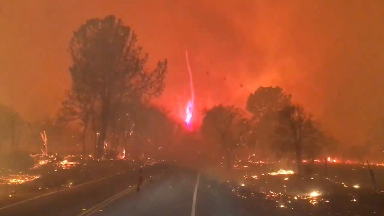Beeld uit video: Vuurkolk tijdens grote natuurbrand in Californië