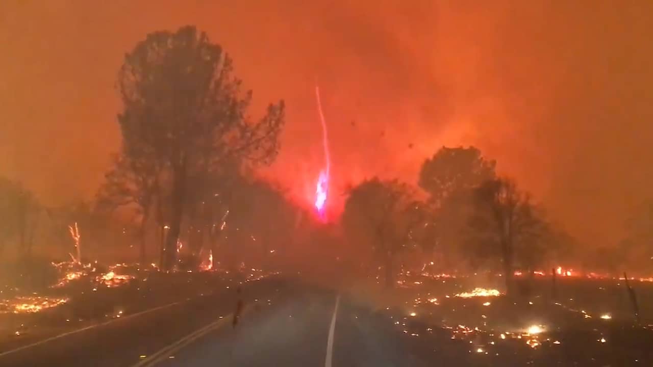 Beeld uit video: Vuurkolk vormt zich bij grote natuurbrand in Californië