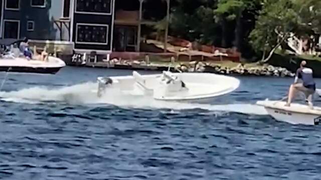 Man springt op onbestuurbare boot in VS