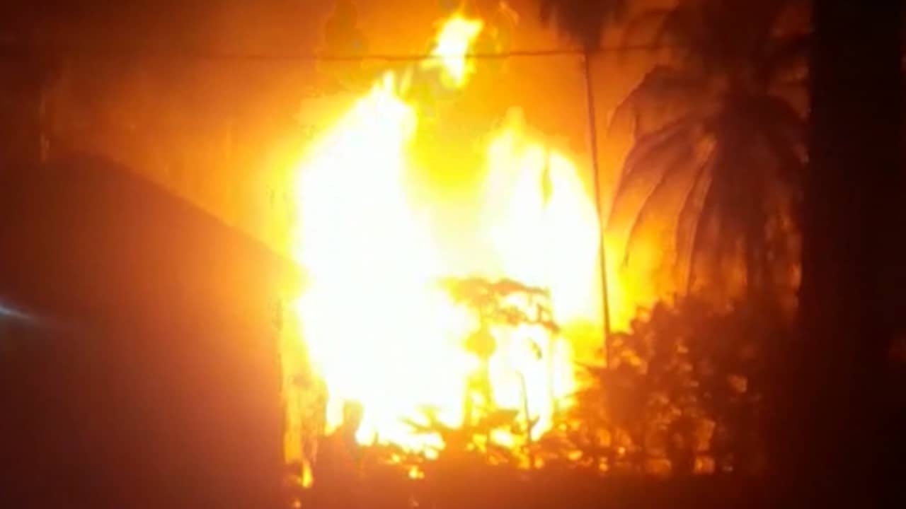 Beeld uit video: Toeschouwer filmt felle brand in oliebron Indonesië