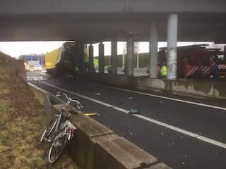 A28 bij Leusden dicht nadat vrachtwagen viaduct ramt, chauffeur overleden