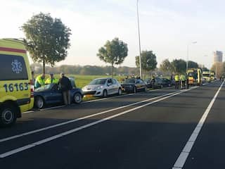 Toegangsweg naar Leiden afgesloten door grote kettingbotsing 