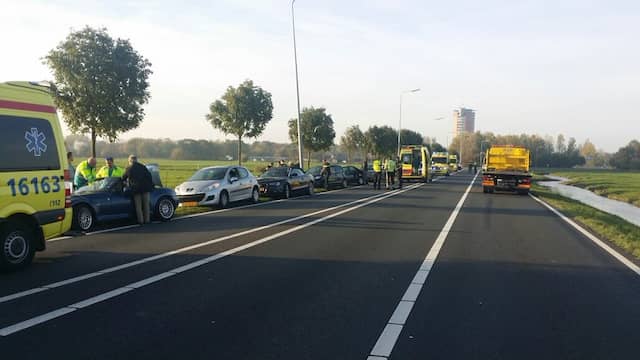 Toegangsweg naar Leiden afgesloten door grote kettingbotsing. Toegangsweg naar Leiden afgesloten door grote kettingbotsing.