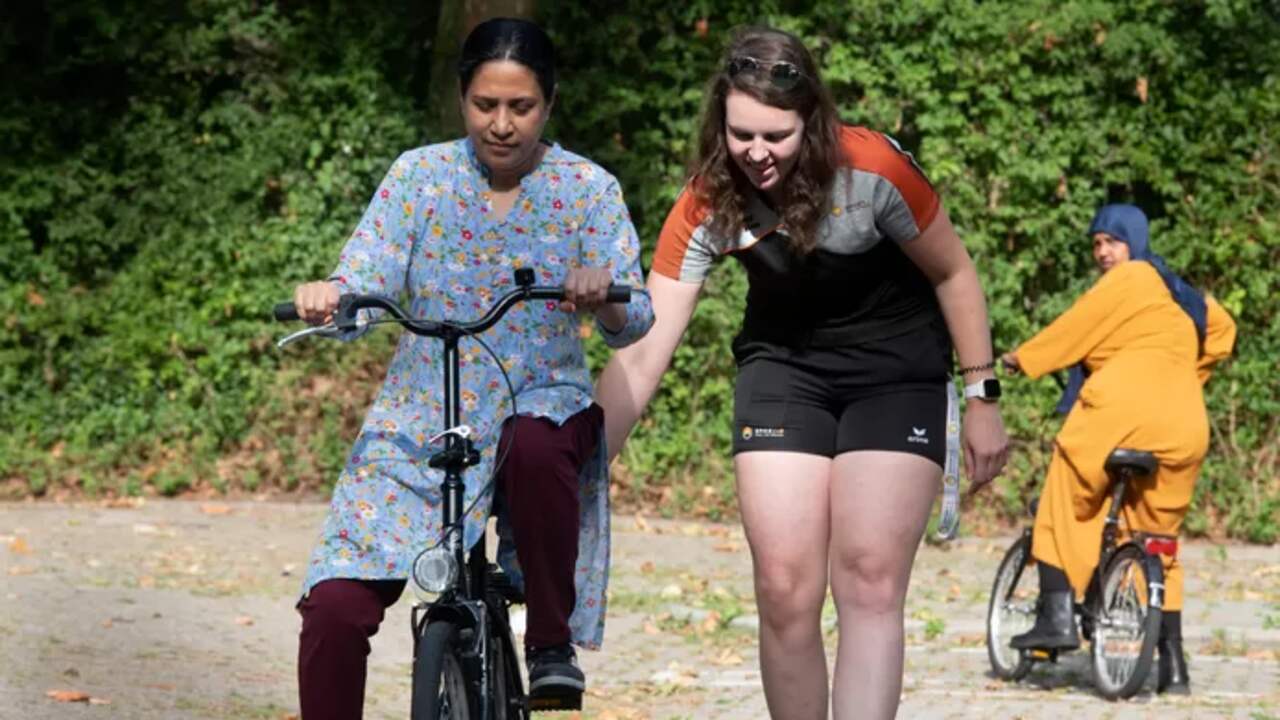 Frouke leert vluchtelingen fietsen.