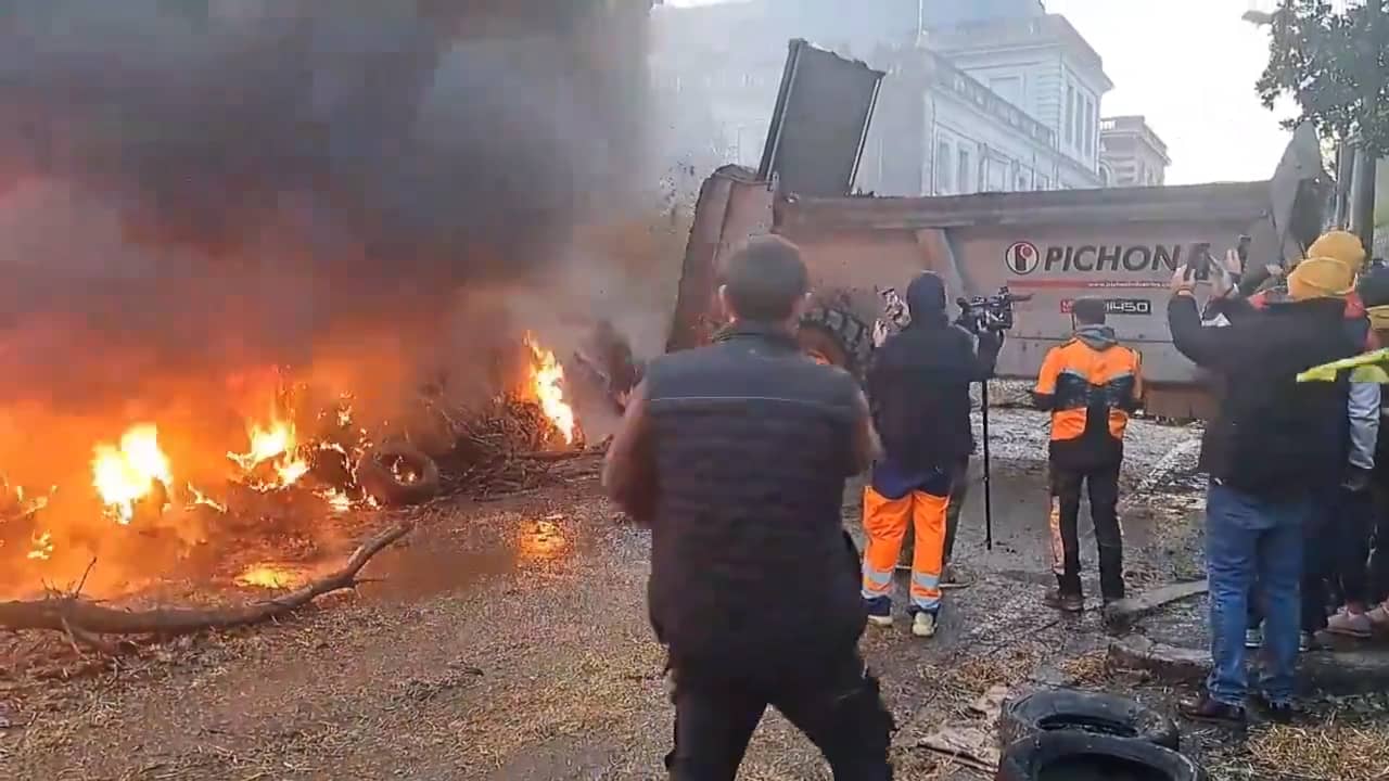 Beeld uit video: Grimmige sfeer bij boerenprotesten in Frankrijk