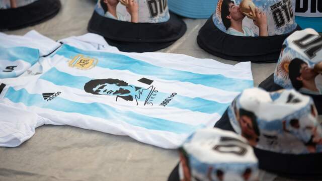 Veel fans hadden attributen meegenomen ter ere van Diego Maradona.