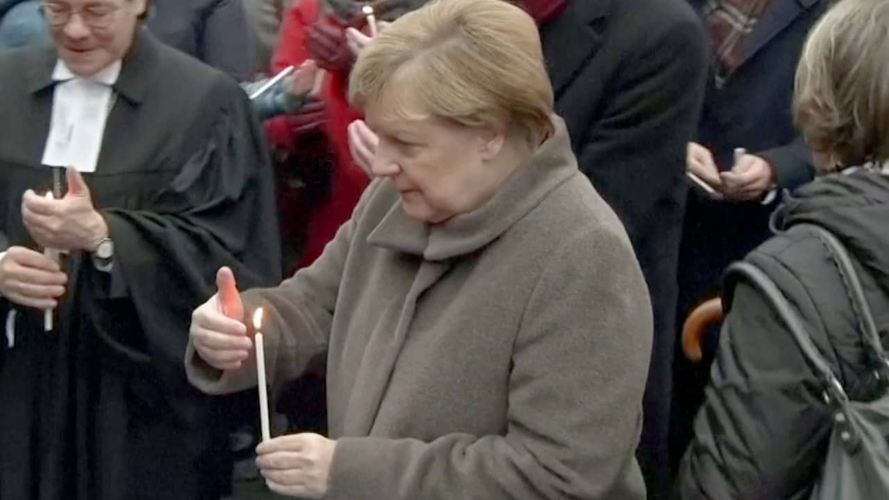 Beeld uit video: Angela Merkel plaatst kaars bij gedenkteken Berlijnse Muur