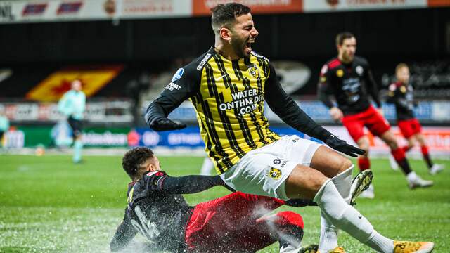 Oussama Tannane werd in de eerste minuut hard op zijn been geraakt, maar de trap bleef onbestraft.