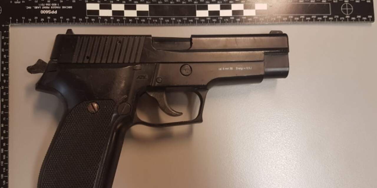 Scooterrijder (13) aangehouden in Halsteren voor bezit van nepwapen