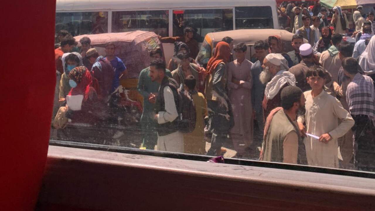 Dewaa zat negentien uur vast in een bus in de hoop het vliegveld te bereiken.