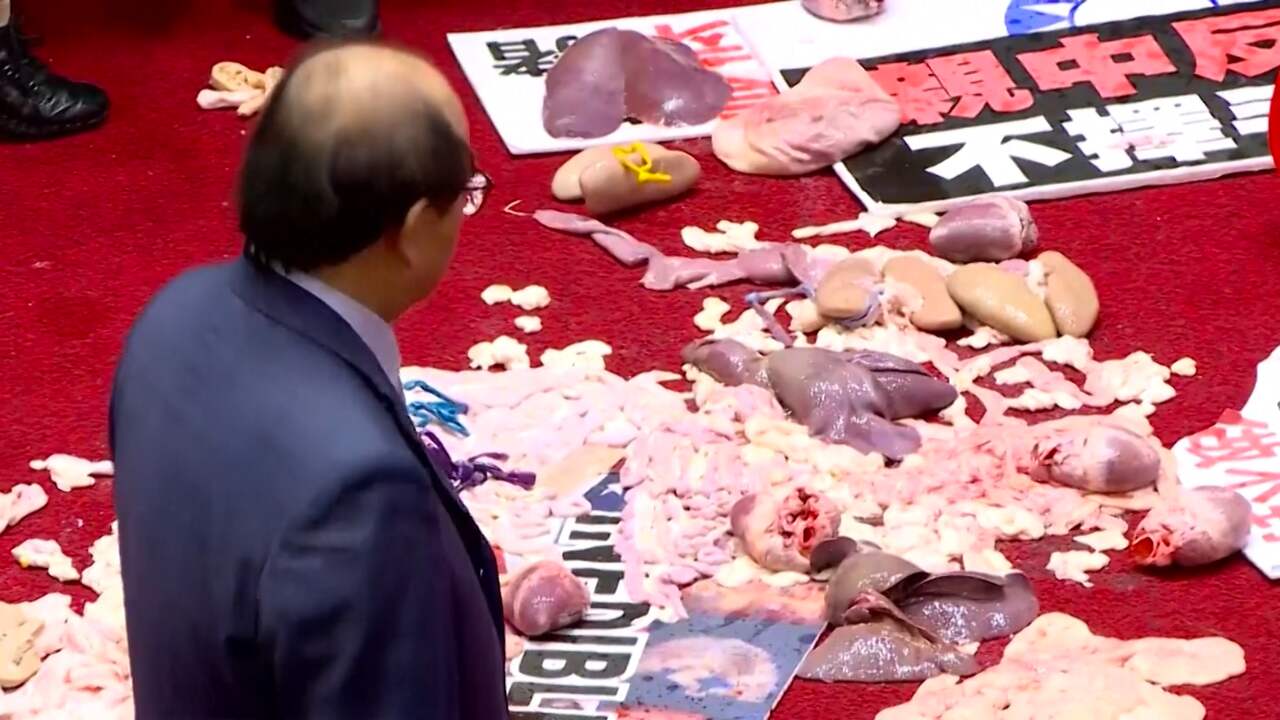 Beeld uit video: Parlementsleden in Taiwan gooien varkensdarmen naar premier