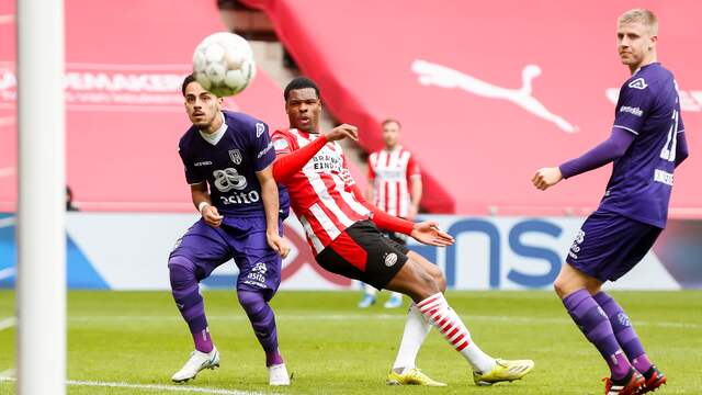 Aanvoerder Denzel Dumfries zette PSV voor rust met een kopbal op 2-0.