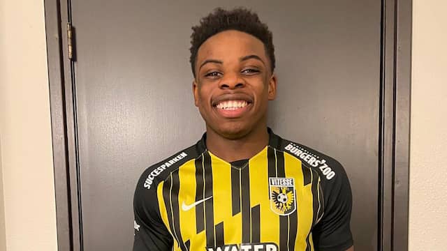 Noah Ohio poseert in het shirt van Vitesse.