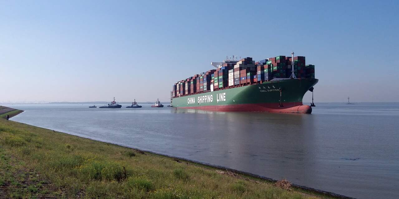 Containerschip vastgelopen op Westerschelde