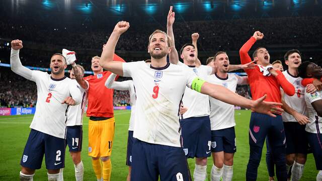 Harry Kane viert de 2-1-zege op Denemarken in de halve finale met zijn ploeggenoten op Wembley.
