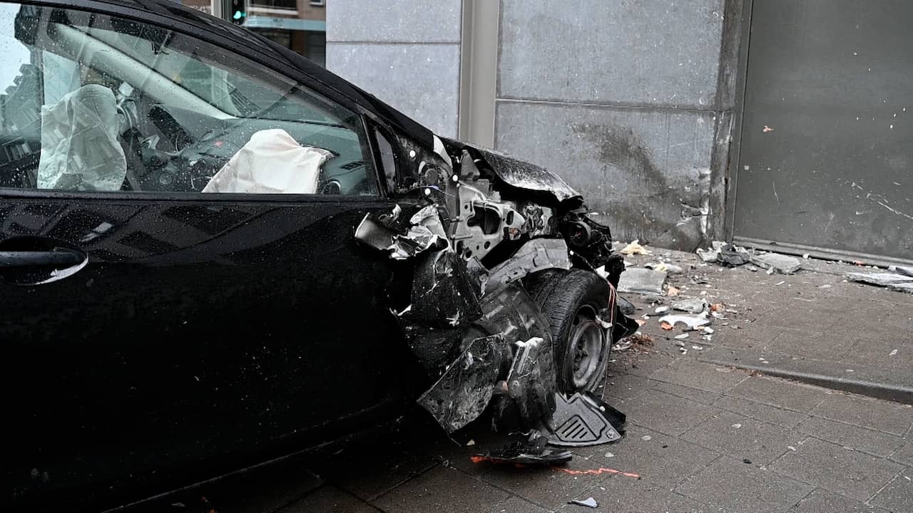 Beeld uit video: Auto in de prak gereden door dronken Bredanaar zonder rijbewijs