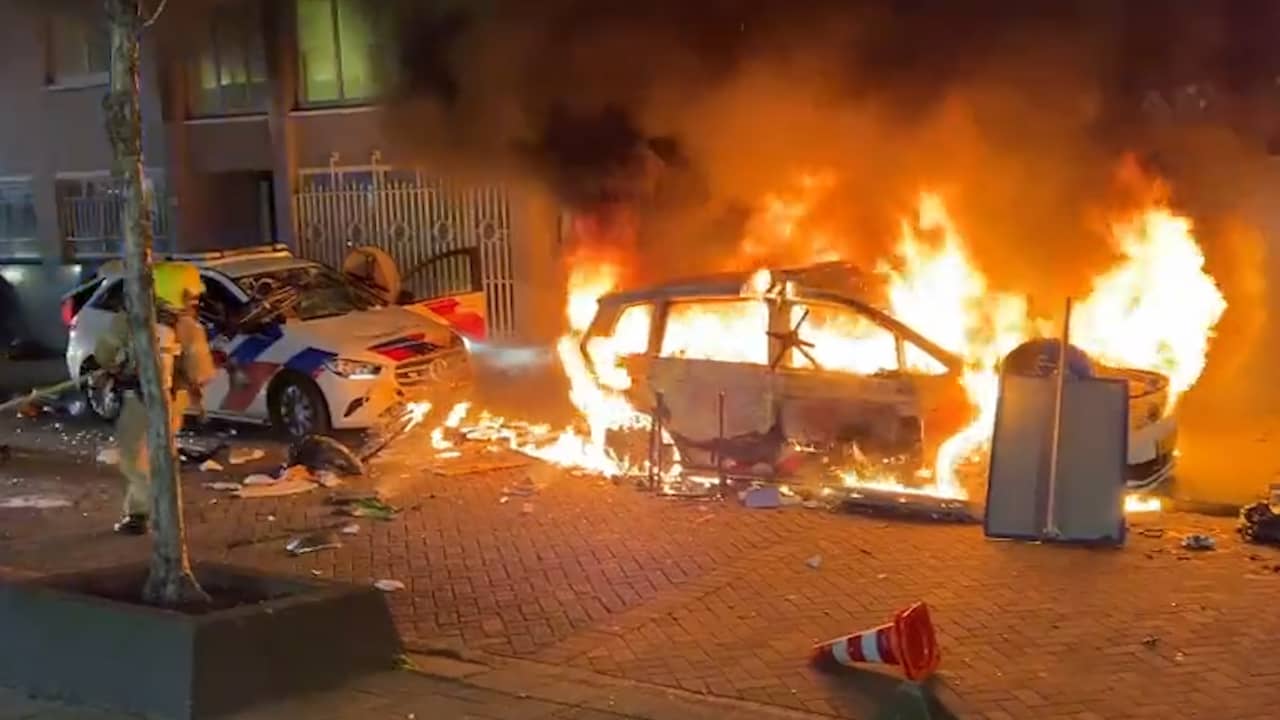 Beeld uit video: Relschoppers steken politieauto in brand in Rotterdam
