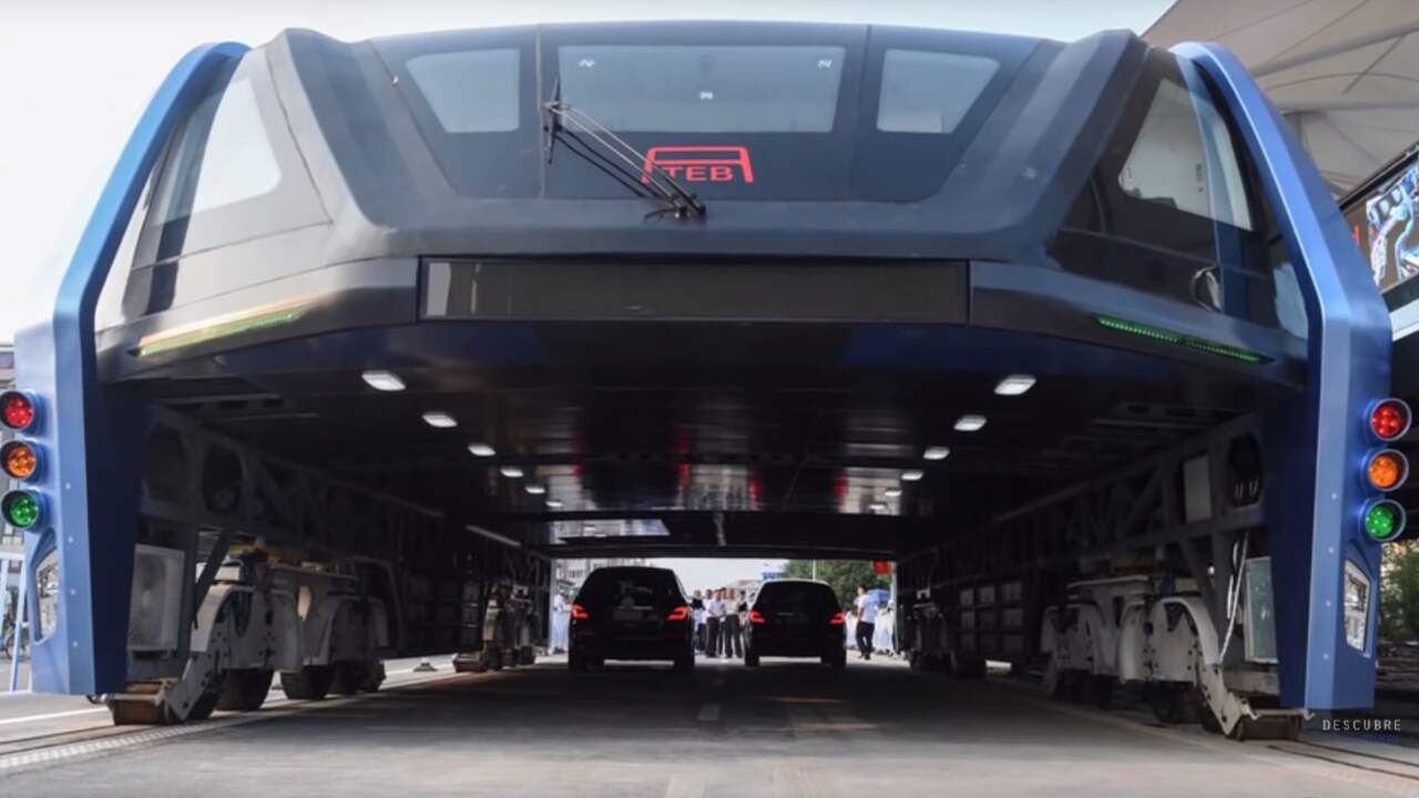 Deze Chinese tram rijdt over het verkeer heen