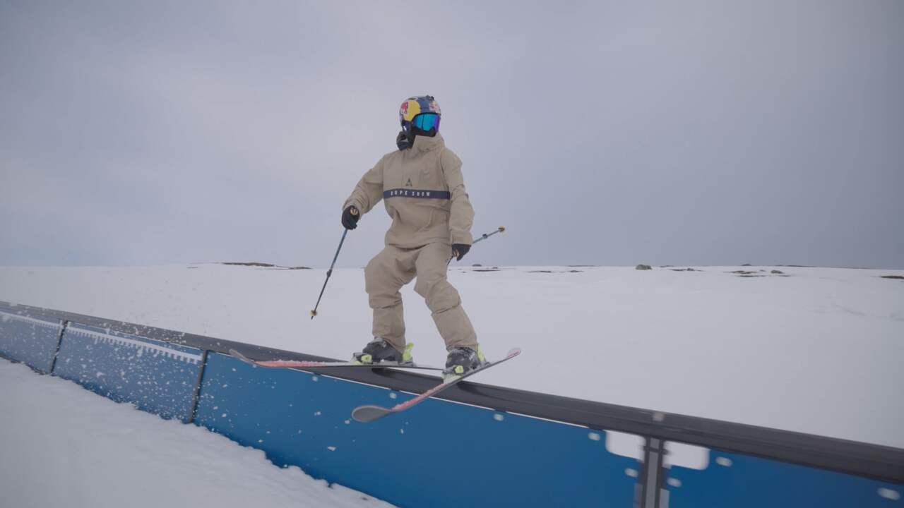 Beeld uit video: Skiër glijdt over 154 meter lange rail voor wereldrecord